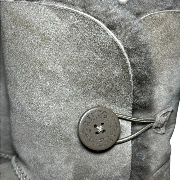 UGG Women's Bailey Button II Caribou Boots Size 8