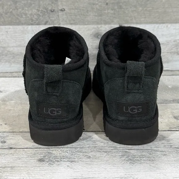 UGG WOMEN'S ULTRA MINI SUEDE SHEARLING LINED BOOTS - BLACK SZ - 6 .US