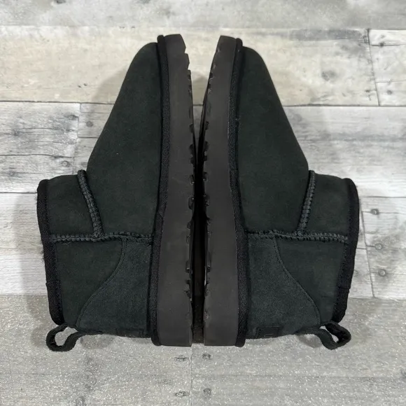 UGG WOMEN'S ULTRA MINI SUEDE SHEARLING LINED BOOTS - BLACK SZ - 6 .US