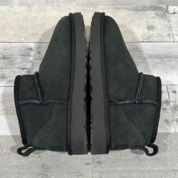 UGG WOMEN'S ULTRA MINI SUEDE SHEARLING LINED BOOTS - BLACK SZ - 6 .US