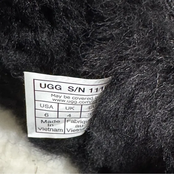UGG WOMEN'S ULTRA MINI SUEDE SHEARLING LINED BOOTS - BLACK SZ - 6 .US