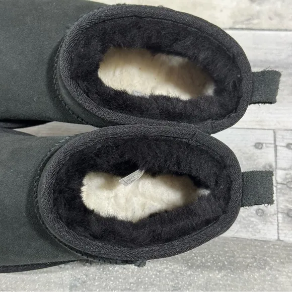UGG WOMEN'S ULTRA MINI SUEDE SHEARLING LINED BOOTS - BLACK SZ - 6 .US