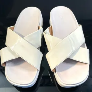 UGG 1107896 Emily White Patent Leather Crisscross Women’s Sandals Size 7 M.