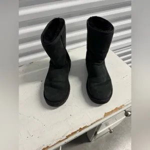 Uggs | Classic Short ll in Black | size 9