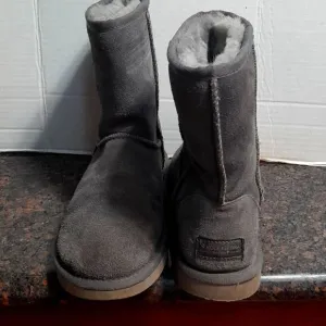 Uggs Grey &quot;Koolaburra&quot; Boots...Size 6...EUC