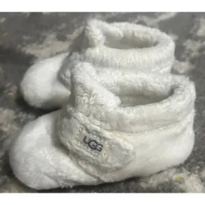 Unisex Ugg Bixbee White Natural Curly Faux Fur 4/5 -12-18 Months (NWT)