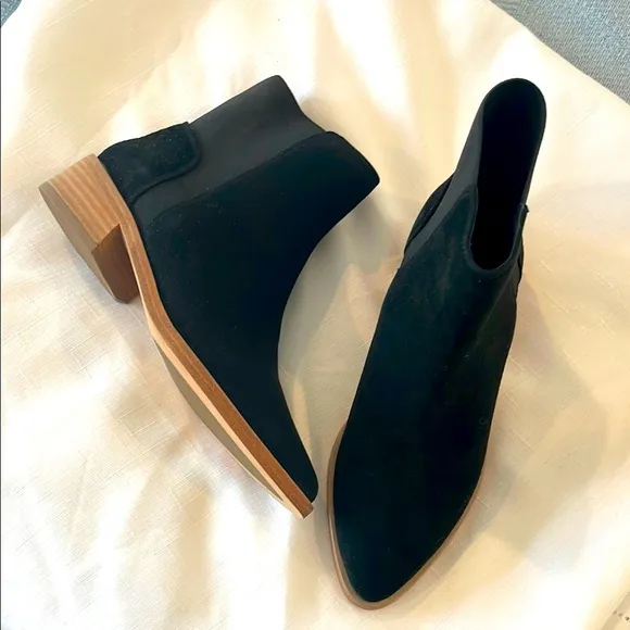 VANELI BLACK SUEDE ANKLE BOOTS.  NEW.