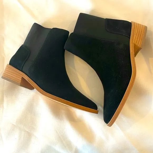VANELI BLACK SUEDE ANKLE BOOTS.  NEW.