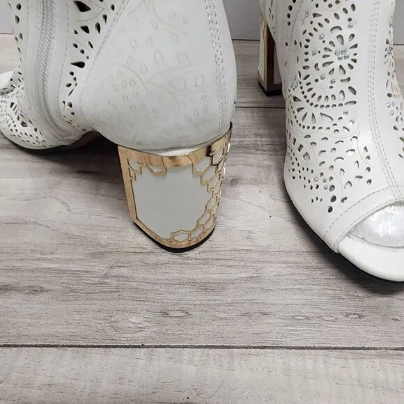 Vero White Faux Leather Print Cut Out Boots Woman's Size 7.5