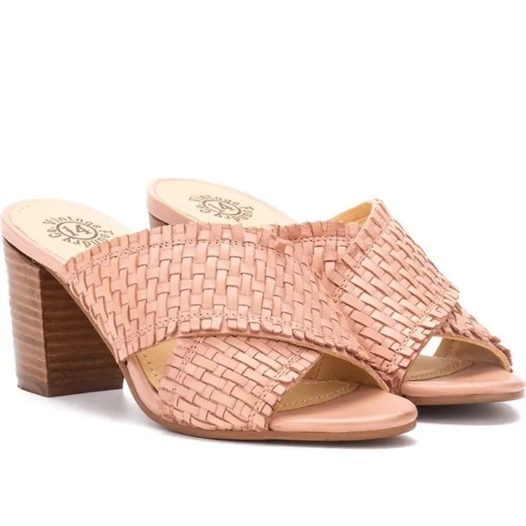 Vintage Foundry 🥥 woven sandals