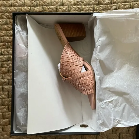 Vintage Foundry 🥥 woven sandals