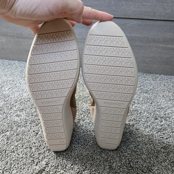 Vionic Women's Jacey Tan Wedge Shoes NEW size 9.5