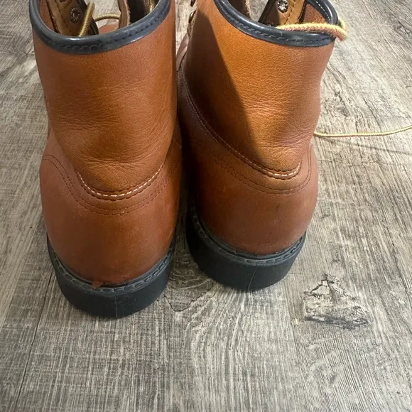 Wolverine Brown Leather Men's Boots, oil proof, rare find, excellent boots