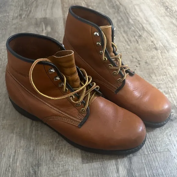 Wolverine Brown Leather Men's Boots, oil proof, rare find, excellent boots