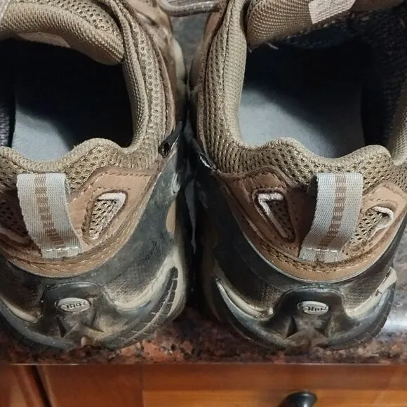 Women's Oboz Hiking Boots...Size 8..EUC