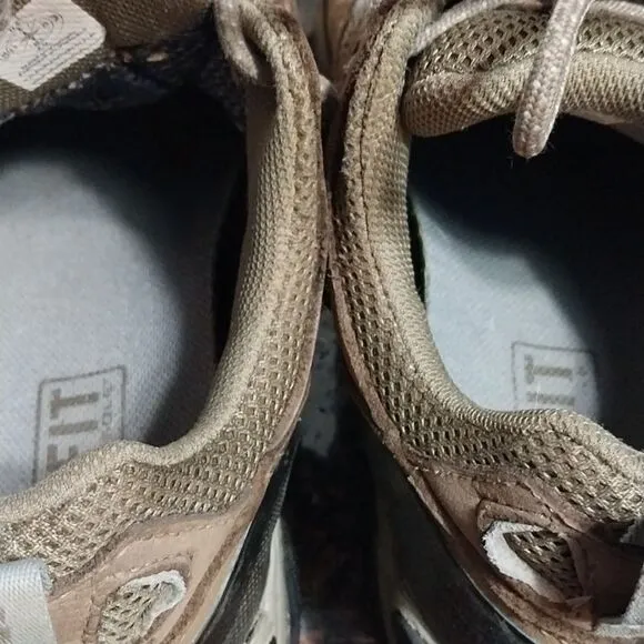 Women's Oboz Hiking Boots...Size 8..EUC