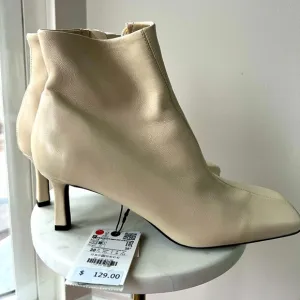 Zara cream boots size 38 NWT